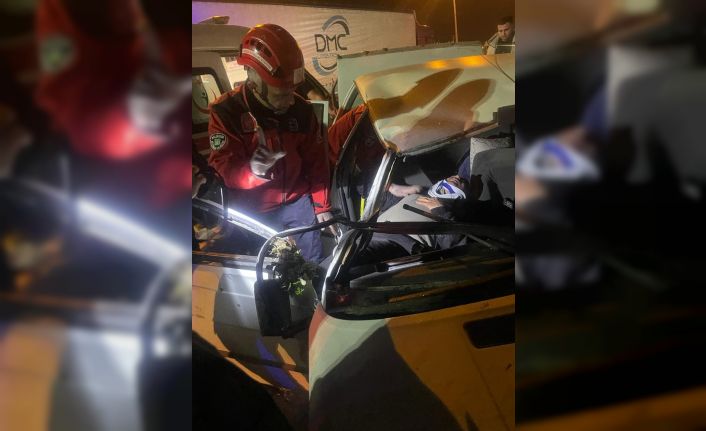 Balıkesir’de tırla ile otomobil çarpıştı, sıkışan sürücüsüyü itfaiye kurtardı