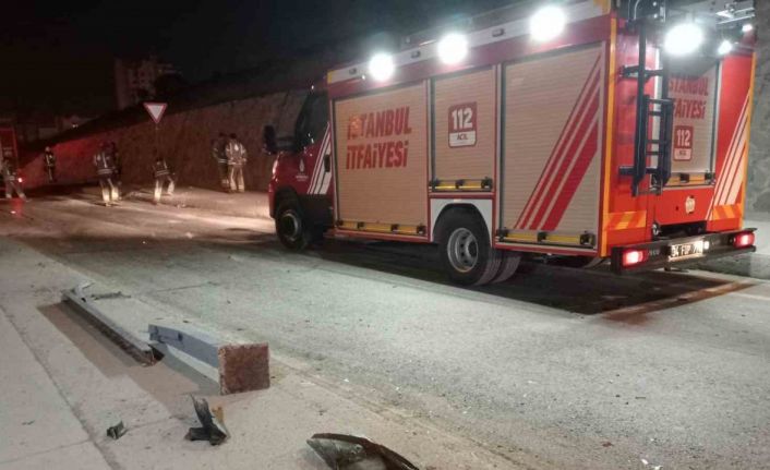 Başakşehir’de kontrolden çıkan otomobil demir parmaklıklara saplandı: 1’i ağır 3 yaralı