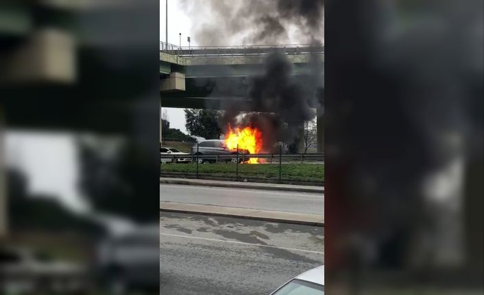 Başakşehir’de lüks bir otomobil alev aldı