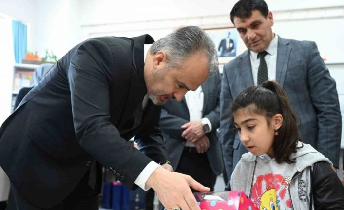 Başkan Aktaş’tan özel öğrencilere hediyeler