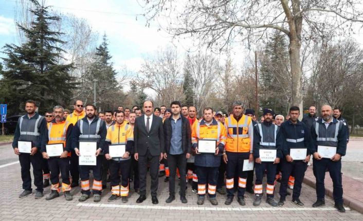 Başkan Altay Hatay’da görev yapan personele teşekkür belgesi takdim etti