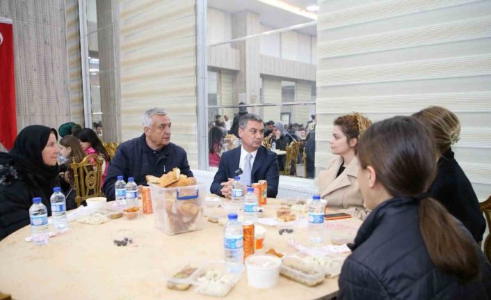 Başkan Şimşek kültür merkezindeki iftar sofralarıyla gölbaşılılarla bir arada
