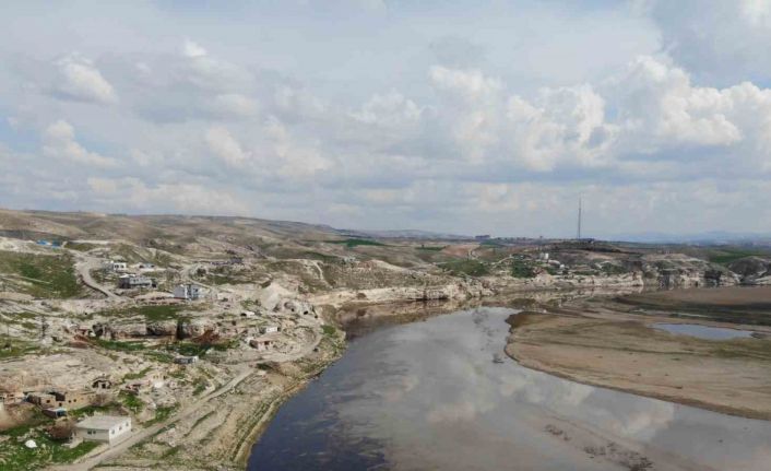 Batman Çayı ve Dicle Nehri’ne sızan ham petrol havadan görüntülendi