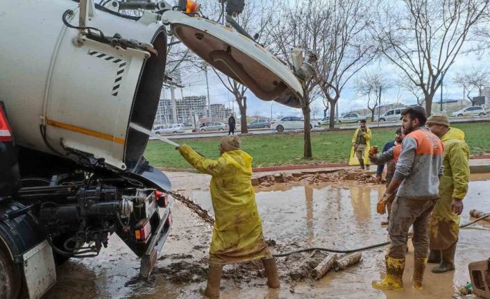 Batman’dan Şanlıurfa’ya giden korucular, çamur deryasına dönen ev ve iş yerlerini temizliyor