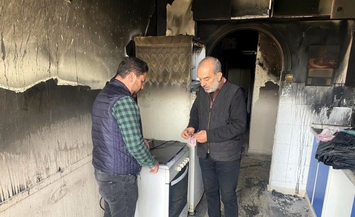 Belediye personelinden örnek davranış: Yanan evde bulduğu parayı sahibine teslim etti
