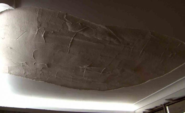 Beylikdüzü’nde 6 aylık apartman dairesinde tavan alçısı ev içinde ailenin üstüne düştü