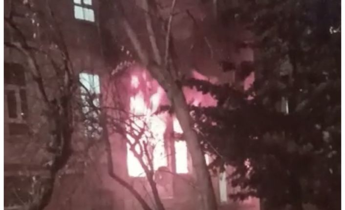 Beyoğlu’nda korkutan yangın: Mahsur kalan 2 kişiyi itfaiye ekipleri kurtardı