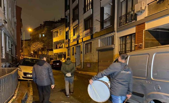 Beyoğlu’nun fenomen Ramazan davulcusu depremzedeler için mani söyledi