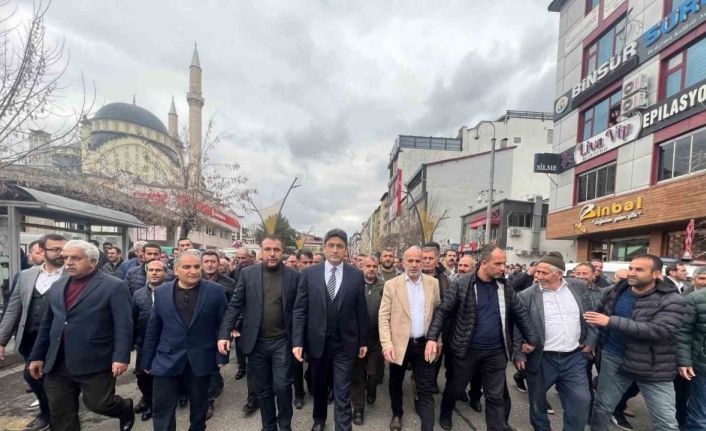 Bingöl’de AK Parti’den milletvekili aday adayı olan Korkutata’ya müracaatında binlerce kişi eşlik etti