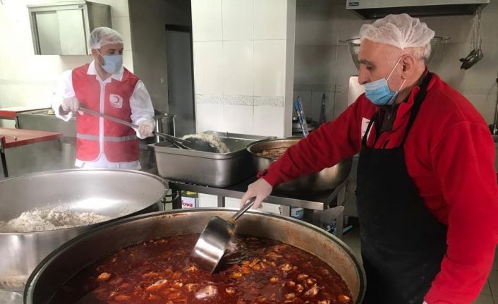 Bingöl’de Ramazan ayında Türk Kızılayın kazanları, ihtiyaç sahipleri için kaynıyor