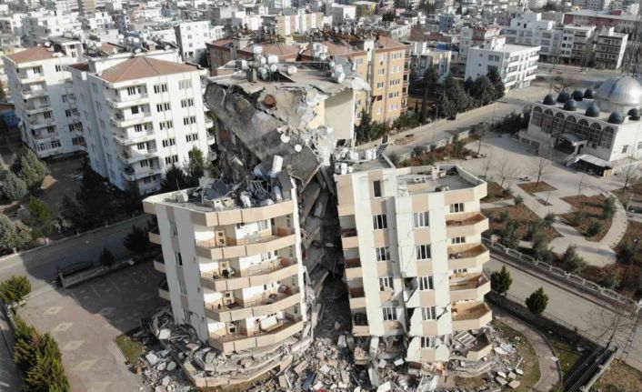 Birbirine yaslanan bloklar devrilmekten kurtuldu