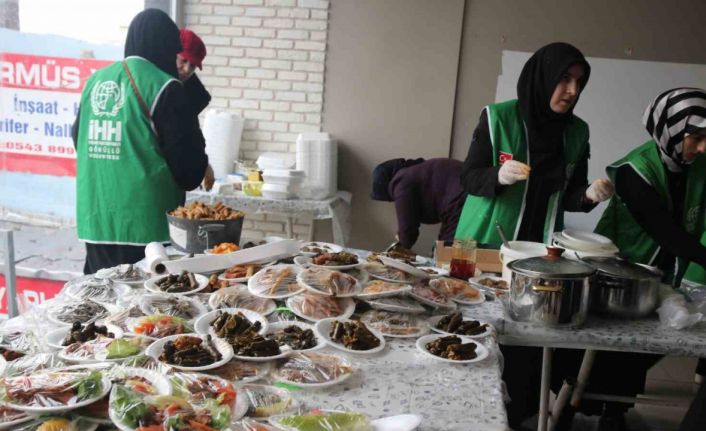 Bitlisli kadınlar yaptıkları yemekleri satarak depremzedelere destek oluyor