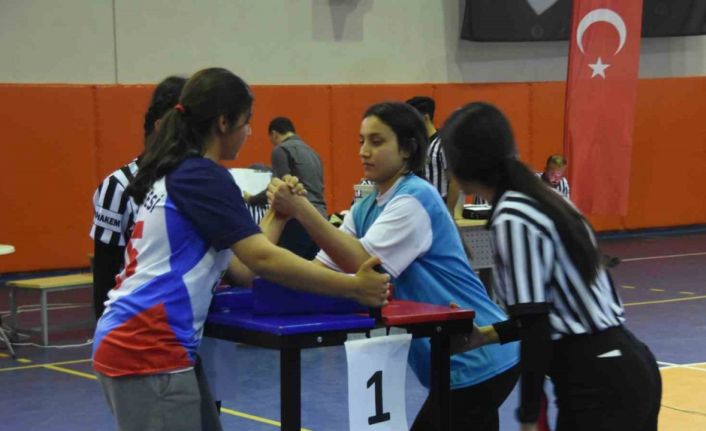 Bitlis’te bilek güreşi bölge yarışmaları yapıldı