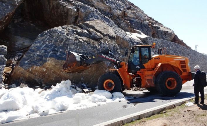 Bitlis’te dev kaya blokları karayoluna düştü