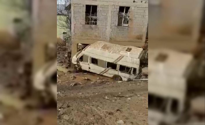 Bitlis’te sulama göleti patladı: Sel suları mahalleyi yuttu