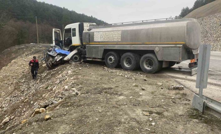 Bolu’da otomobil kamyona ok gibi saplandı: 2 ölü