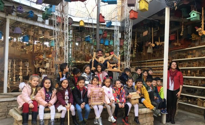 Boş vakitlerinde tahta oyuncaklar yapan tekstilci, çocukları sevindiriyor