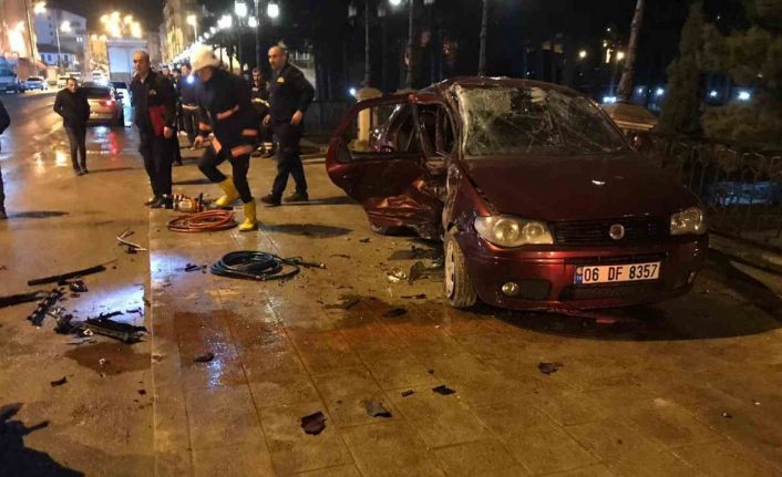 Boyabat’ta otomobil orta refüje çarptı: 4 yaralı