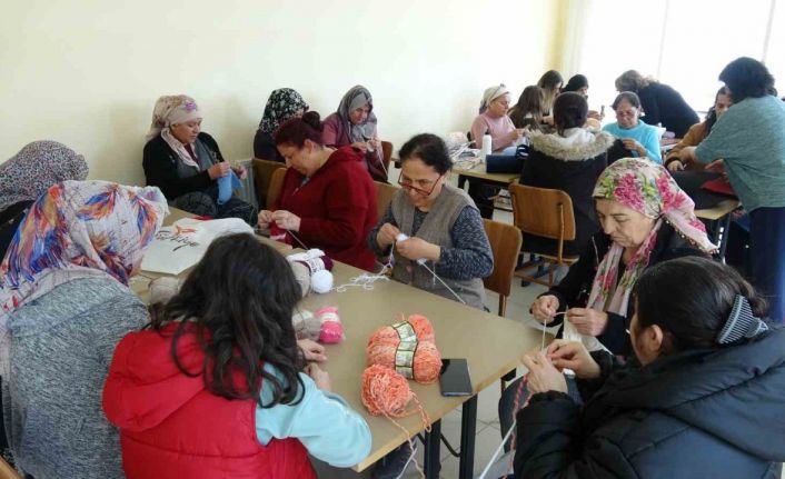 Burdur’da kalan depremzedeler el sanatları kursuyla kendilerini geliştiriyor