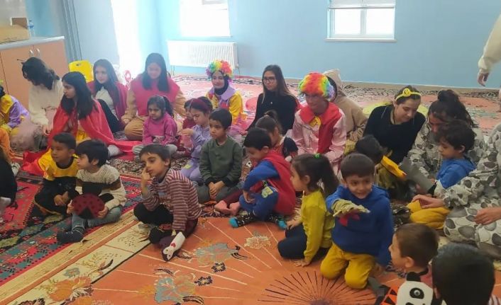 Burdurlu lise öğrencileri depremzede çocuklar için yüz boyama etkinliği düzenledi