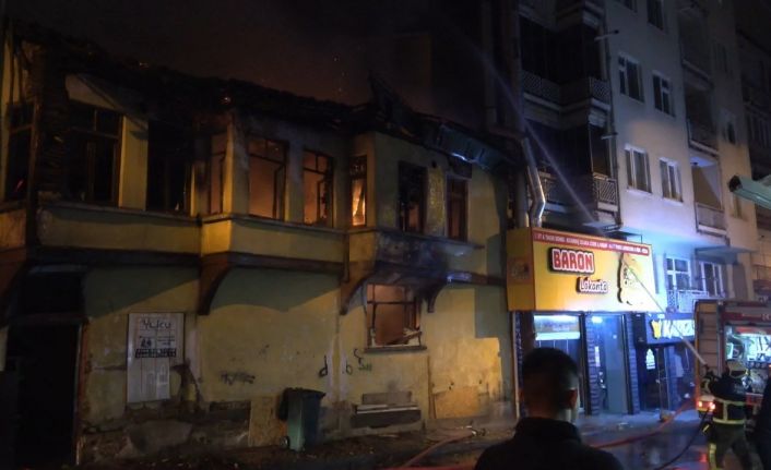 Bursa’da ahşap ev alevlere teslim oldu