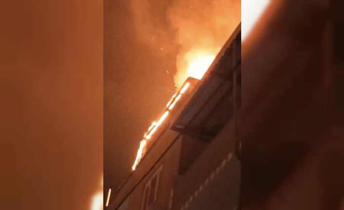 Bursa’da binanın çatısı alev alev yandı, o anlar kameralarda