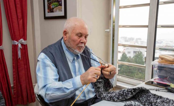 Bursa’da huzurevi sakinleri depremzedeler için atkı, bere, eldiven örüyor