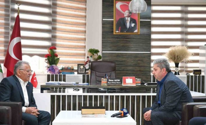 Büyükkılıç, Bünyan’dan hem istişare toplantısı yaptı hem de depremzedeleri ziyaret etti