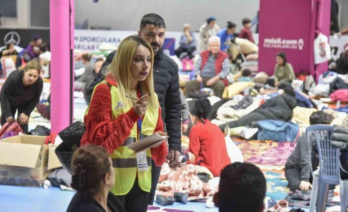 Büyükşehir ekipleri, depremzedelere 414 bin sıcak yemek, 388 adet çorba dağıttı