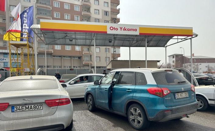 Çamur yağdı, araç şoförleri oto yıkamalarda sıra oluşturdu