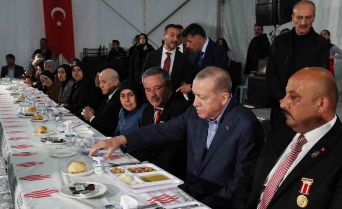 Cumhurbaşkanı Erdoğan: “Türkiye’yi terörle dize getirme, Türk siyasetini marjinal yapılar eliyle dizayn etme girişimini hep birlikte boşa çıkartacağız”