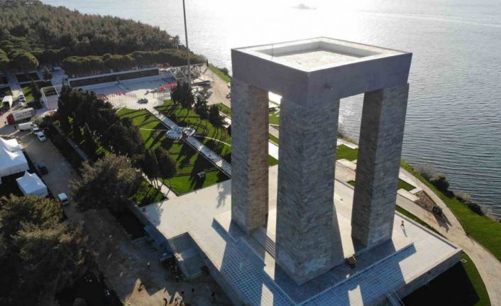 Cumhuriyet’in 100’üncü yılına hazırlanan Şehitler Abidesinde 18 Mart tören hazırlıkları devam ediyor