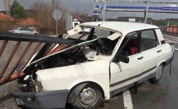 Demir korkuluğa ok gibi saplanan otomobil hurdaya döndü: Sürücü ağır yaralı