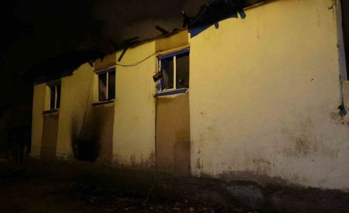 Depoda başlayan yangın evi küle çevirdi