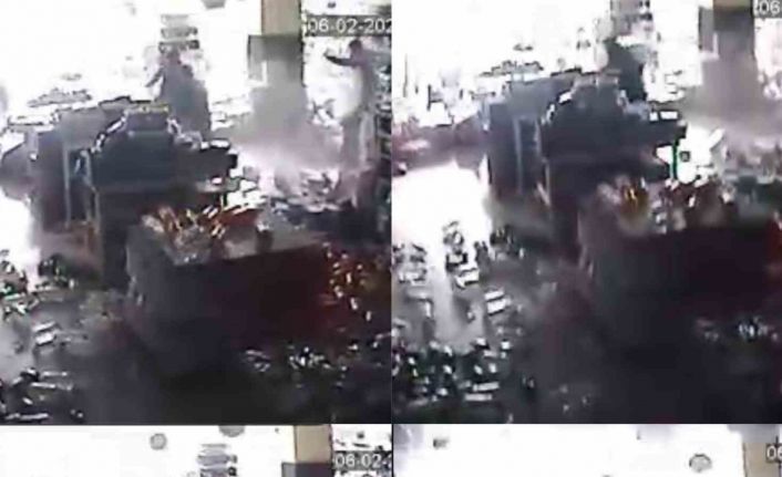 Deprem anına ait yeni görüntü: Raflar ürünler devrildi, insanlar panikle kaçtı