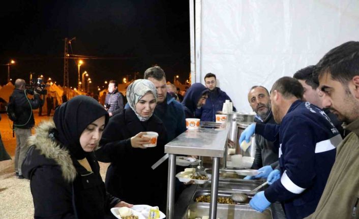 Deprem bölgesi Hatay’da ilk sahur çadırlarda yapıldı