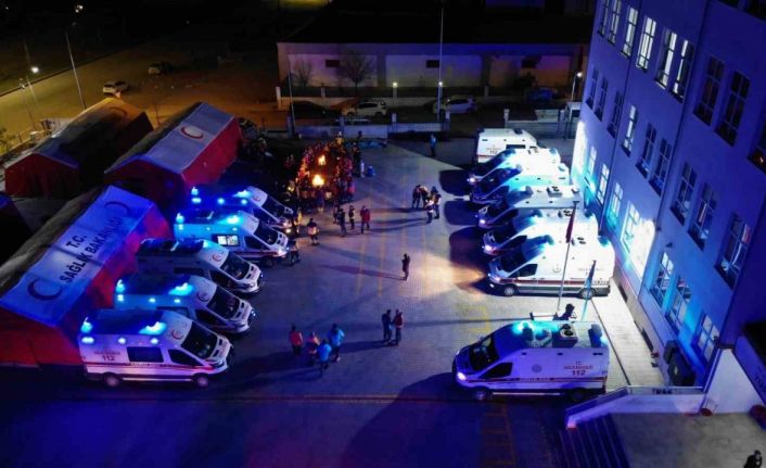 Deprem bölgesinde bulunan sağlıkçılar, teyakkuzda bekliyor