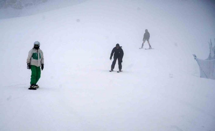 Deprem bölgesinde görev yapan doktorlar kayak yaparak stres attı