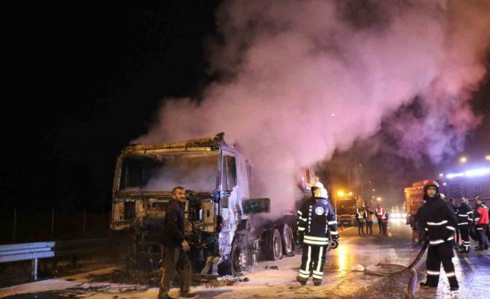 Deprem bölgesine iş makinası taşıyan tır alevlere teslim oldu