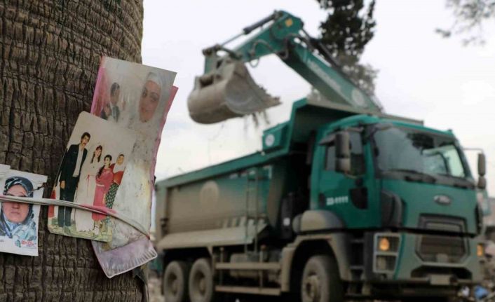 Deprem geride acı hatıralar bıraktı: Enkazdan çıkan fotoğraflar ağaçlara bağlanıyor