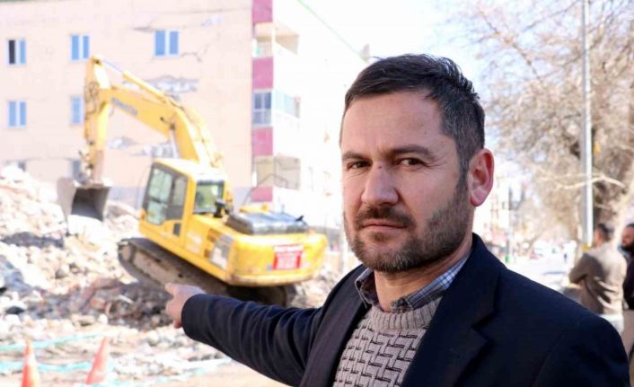 Depremde enkazda kalan 1 milyon liralık yem ve gıdasını kurtarmaya çalışıyor