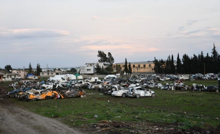 Depremde enkazda kalan araçlar tanınmaz hale geldi
