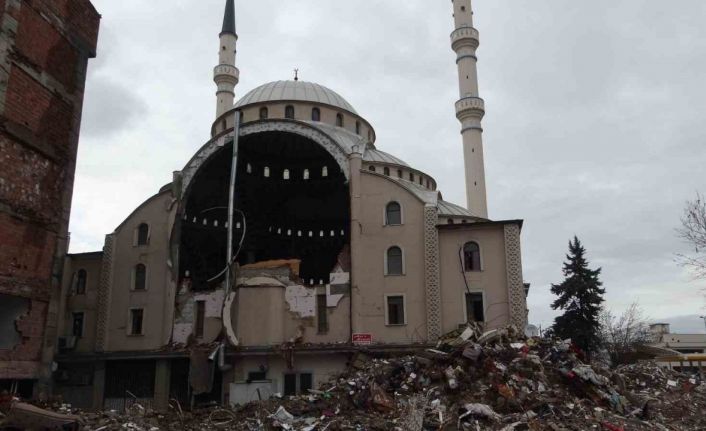 Depremde hasar alan camiyi gören bir daha bakıyor