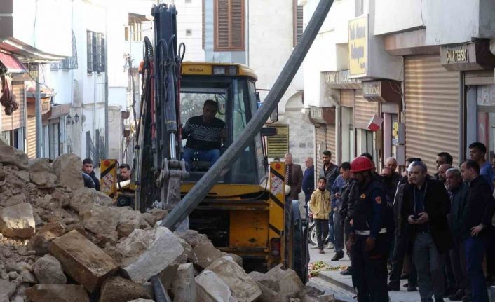 Depremde hasar gören bin 500 yıllık caminin duvarı çöktü
