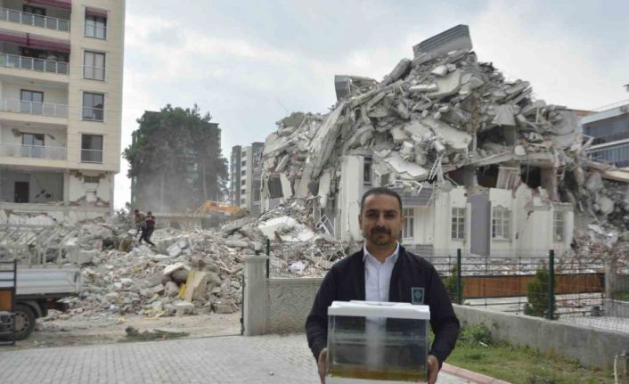 Depremde öldü diye düşündükleri balıkları 44 gün sonra canlı bulundu
