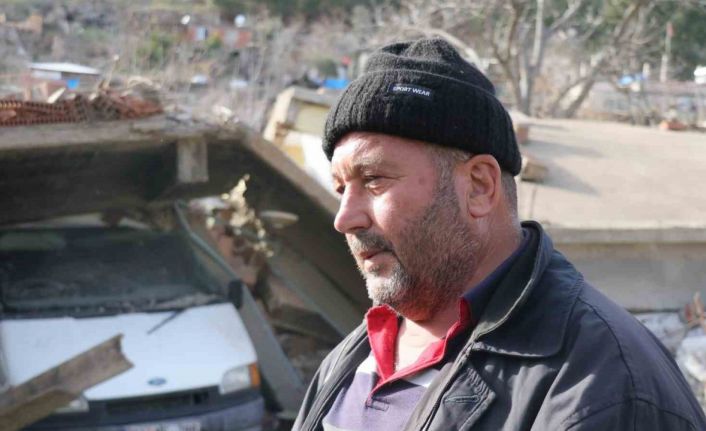 Depremde yıkılan evden betonları tutan traktör ve minibüs sayesinde kurtuldular