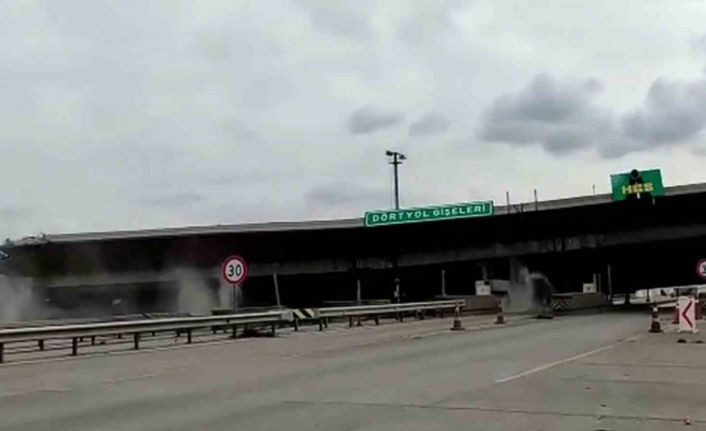 Depremde zarar gören otoyol gişelerinin beton blokları kontrollü yıkıldı