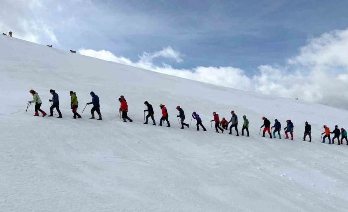 Depremden döndüler, Zigana Dağı’nda kış eğitimi gerçekleştirdiler