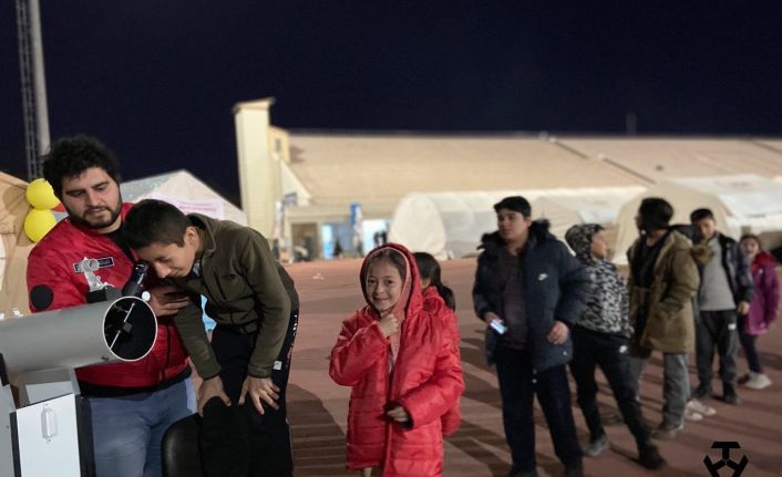 Depremden etkilenen çocuklar, T3 Vakfı çadırında astronotla eğlenceli zaman geçiriyor