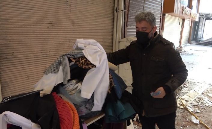Depremden sağ kurtulan tarihi Uzun Çarşı esnafı şimdi ürünlerini kurtarmaya çalışıyor